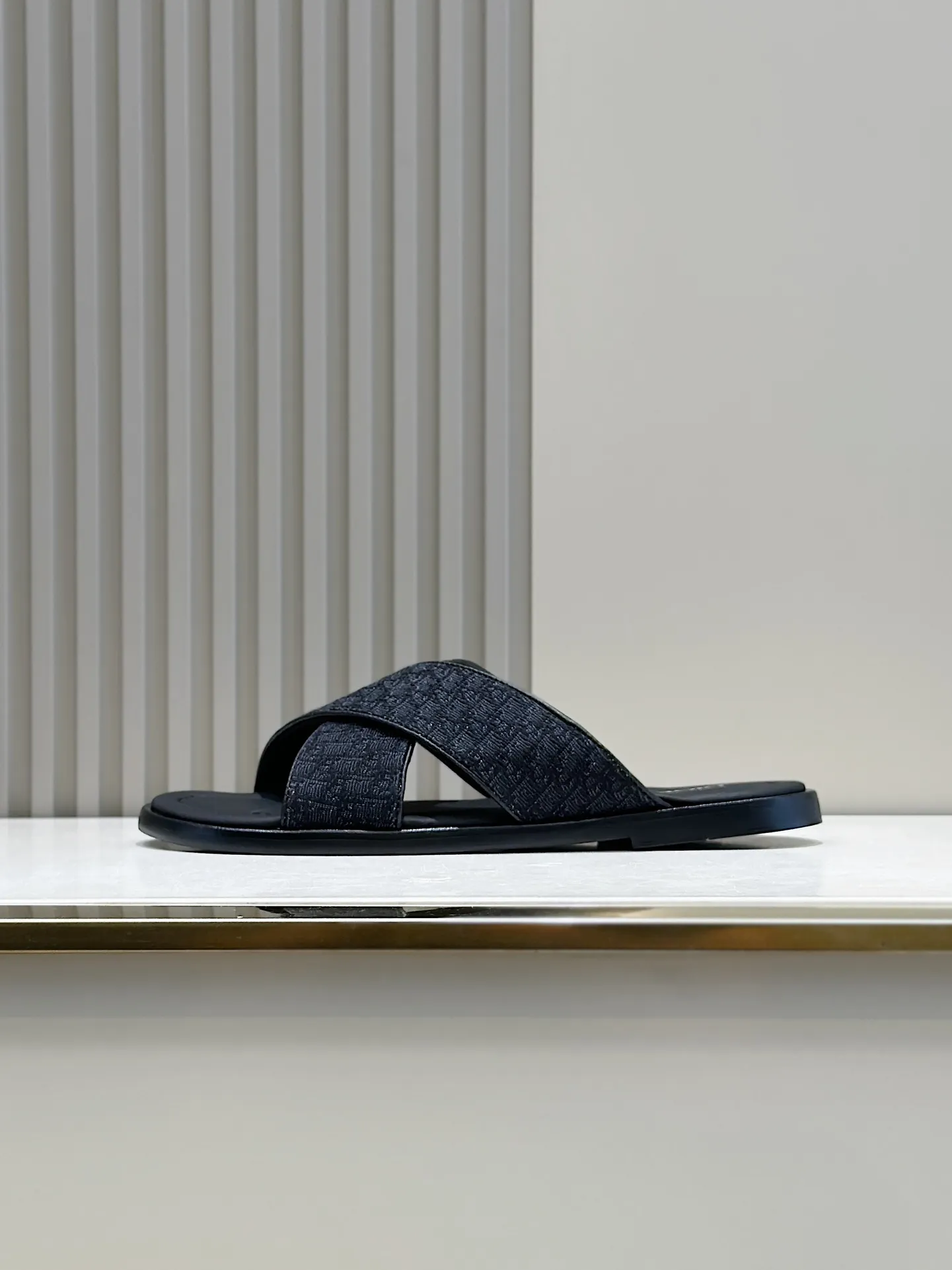 P320【DIOR】💰Size39-44 (38.45 custom-made) 2024ss Dior’s latest men’s slippers are a must-have. Dior Alias ​​Men's Genuine Leather Slippers This summer new Alias ​​sandal embodies a casual and elegant style. Carefully crafted from grained cow leather and Oblique printed fabric, with cowhide lining! Cross-strap design with metal-clad brass CD Diamond logo. The imported cowhide leather and rubber sole adds sophistication and comfort, while Oblique print-effect anti-slip panels add style.